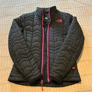 Black puffy north face jacket. Women’s size XS.